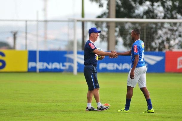 Mano comandou treino, conversou reservadamente com jogadores e dirigentes, e depois concedeu entrevista, na qual confirmou ter aceitado proposta do Shandong Luneng. Faltam agora detalhes para o treinador gacho oficializar sua sada do Cruzeiro, onde tinha vnculo at dezembro de 2017