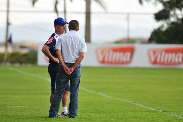 Mano comandou treino, conversou reservadamente com jogadores e dirigentes, e depois concedeu entrevista, na qual confirmou ter aceitado proposta do Shandong Luneng. Faltam agora detalhes para o treinador gacho oficializar sua sada do Cruzeiro, onde tinha vnculo at dezembro de 2017