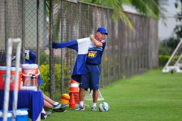 Mano comandou treino, conversou reservadamente com jogadores e dirigentes, e depois concedeu entrevista, na qual confirmou ter aceitado proposta do Shandong Luneng. Faltam agora detalhes para o treinador gacho oficializar sua sada do Cruzeiro, onde tinha vnculo at dezembro de 2017