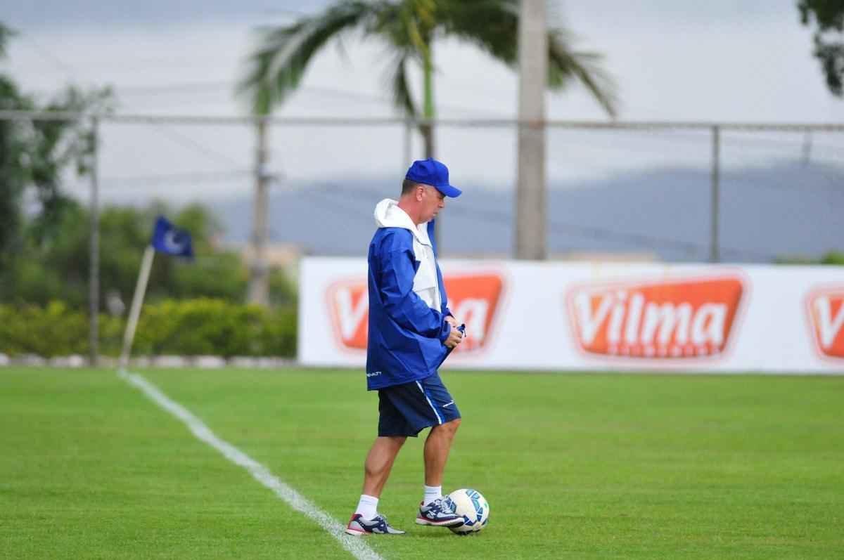 Mano comandou treino, conversou reservadamente com jogadores e dirigentes, e depois concedeu entrevista, na qual confirmou ter aceitado proposta do Shandong Luneng. Faltam agora detalhes para o treinador gacho oficializar sua sada do Cruzeiro, onde tinha vnculo at dezembro de 2017