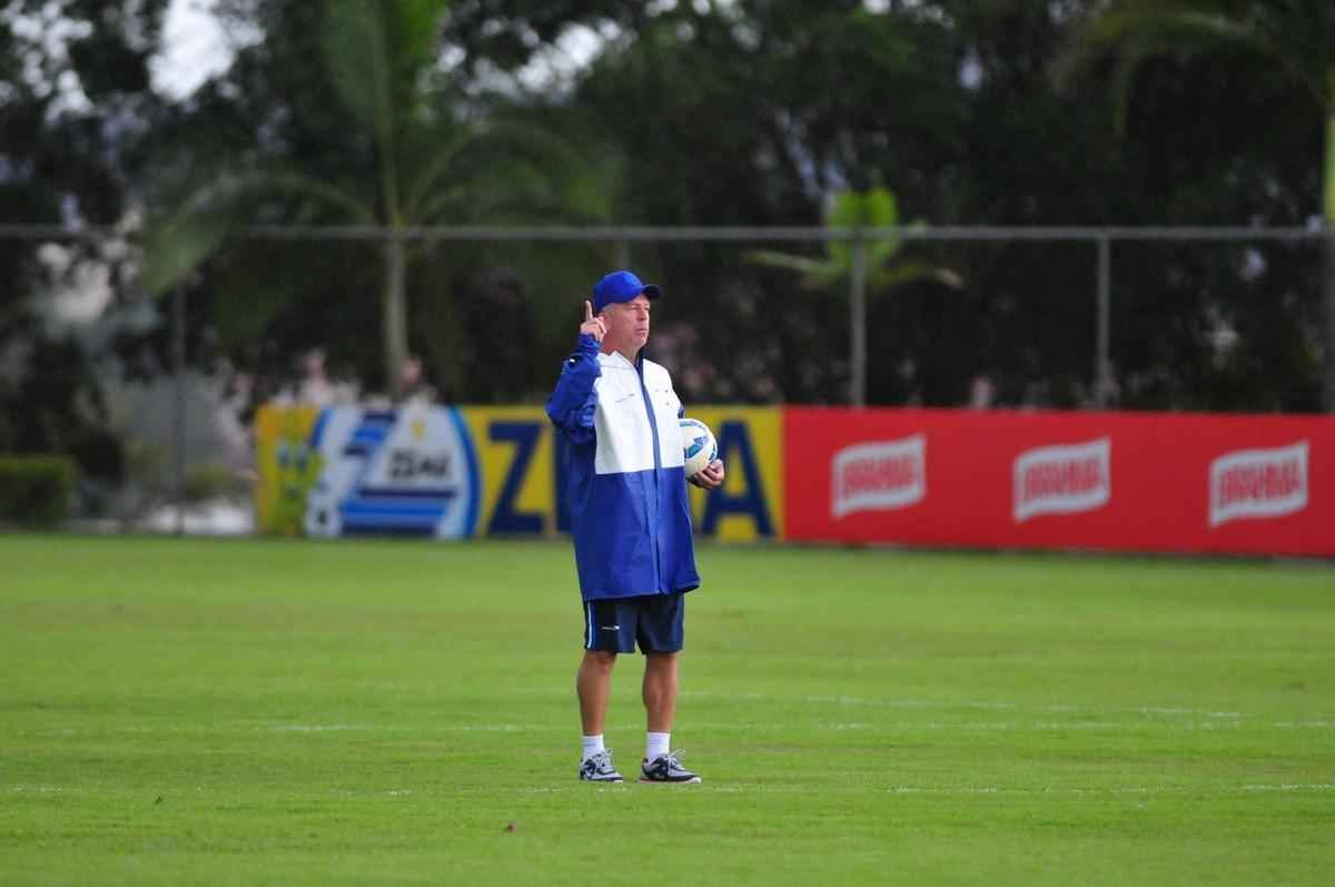Mano comandou treino, conversou reservadamente com jogadores e dirigentes, e depois concedeu entrevista, na qual confirmou ter aceitado proposta do Shandong Luneng. Faltam agora detalhes para o treinador gacho oficializar sua sada do Cruzeiro, onde tinha vnculo at dezembro de 2017