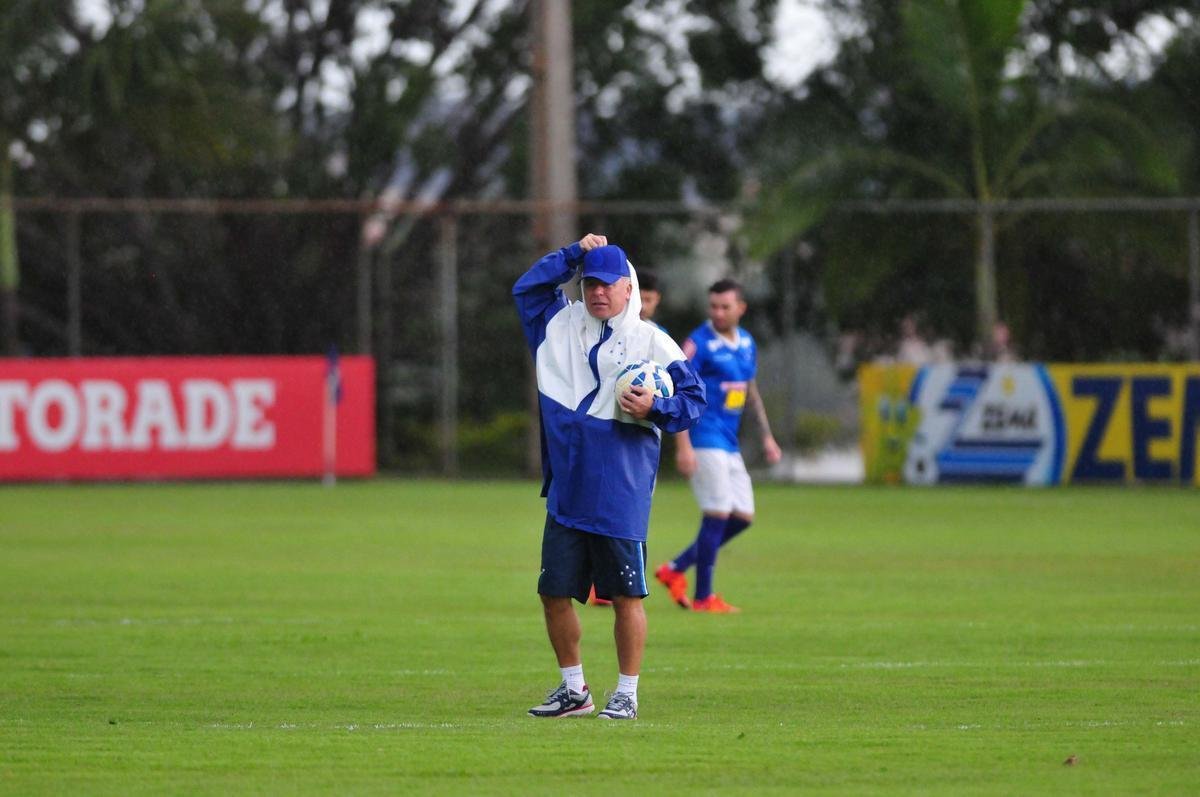 Mano comandou treino, conversou reservadamente com jogadores e dirigentes, e depois concedeu entrevista, na qual confirmou ter aceitado proposta do Shandong Luneng. Faltam agora detalhes para o treinador gacho oficializar sua sada do Cruzeiro, onde tinha vnculo at dezembro de 2017
