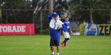 Mano comandou treino, conversou reservadamente com jogadores e dirigentes, e depois concedeu entrevista, na qual confirmou ter aceitado proposta do Shandong Luneng. Faltam agora detalhes para o treinador gacho oficializar sua sada do Cruzeiro, onde tinha vnculo at dezembro de 2017