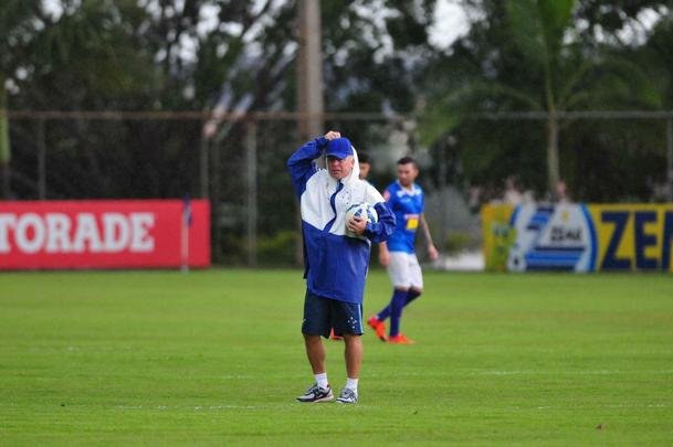 Mano comandou treino, conversou reservadamente com jogadores e dirigentes, e depois concedeu entrevista, na qual confirmou ter aceitado proposta do Shandong Luneng. Faltam agora detalhes para o treinador gacho oficializar sua sada do Cruzeiro, onde tinha vnculo at dezembro de 2017