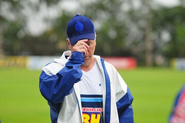 Mano comandou treino, conversou reservadamente com jogadores e dirigentes, e depois concedeu entrevista, na qual confirmou ter aceitado proposta do Shandong Luneng. Faltam agora detalhes para o treinador gacho oficializar sua sada do Cruzeiro, onde tinha vnculo at dezembro de 2017