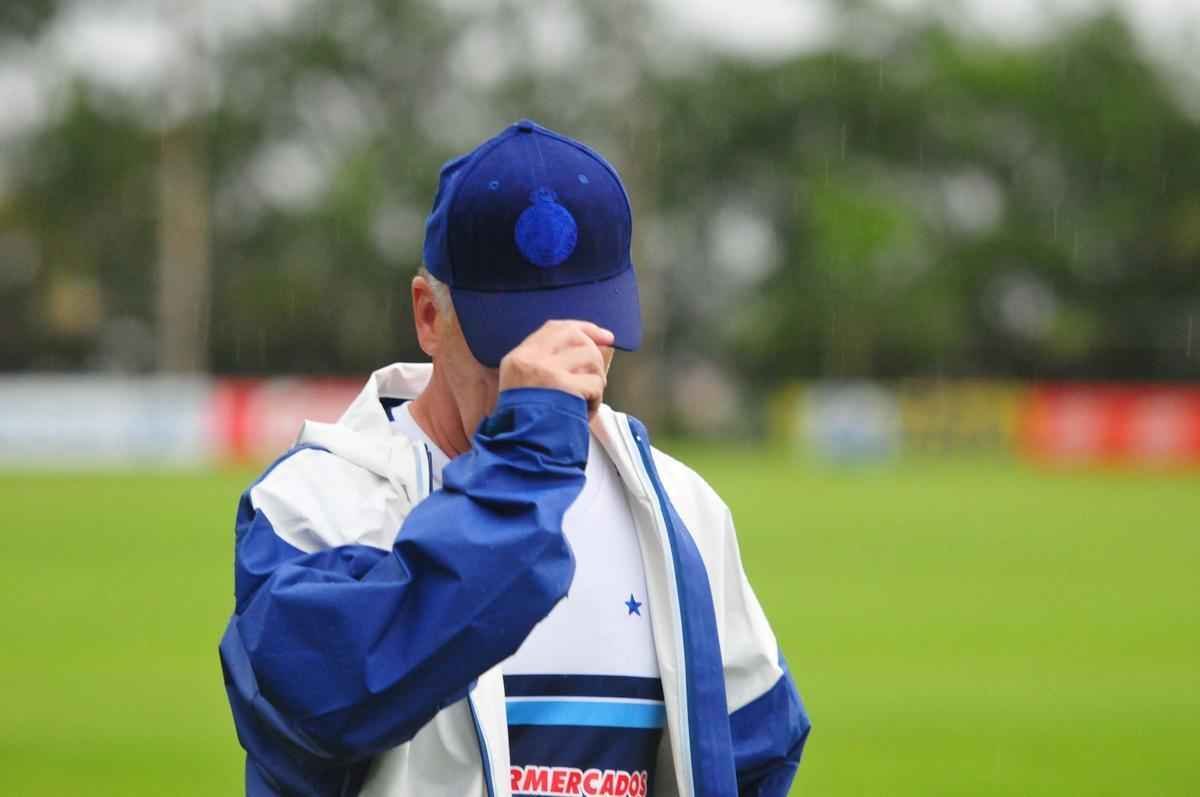 Mano comandou treino, conversou reservadamente com jogadores e dirigentes, e depois concedeu entrevista, na qual confirmou ter aceitado proposta do Shandong Luneng. Faltam agora detalhes para o treinador gacho oficializar sua sada do Cruzeiro, onde tinha vnculo at dezembro de 2017