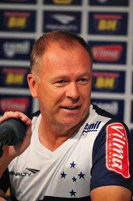 Mano comandou treino, conversou reservadamente com jogadores e dirigentes, e depois concedeu entrevista, na qual confirmou ter aceitado proposta do Shandong Luneng. Faltam agora detalhes para o treinador gacho oficializar sua sada do Cruzeiro, onde tinha vnculo at dezembro de 2017