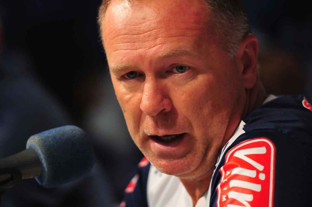 Mano comandou treino, conversou reservadamente com jogadores e dirigentes, e depois concedeu entrevista, na qual confirmou ter aceitado proposta do Shandong Luneng. Faltam agora detalhes para o treinador gacho oficializar sua sada do Cruzeiro, onde tinha vnculo at dezembro de 2017