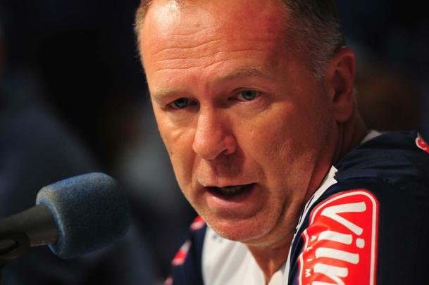 Mano comandou treino, conversou reservadamente com jogadores e dirigentes, e depois concedeu entrevista, na qual confirmou ter aceitado proposta do Shandong Luneng. Faltam agora detalhes para o treinador gacho oficializar sua sada do Cruzeiro, onde tinha vnculo at dezembro de 2017