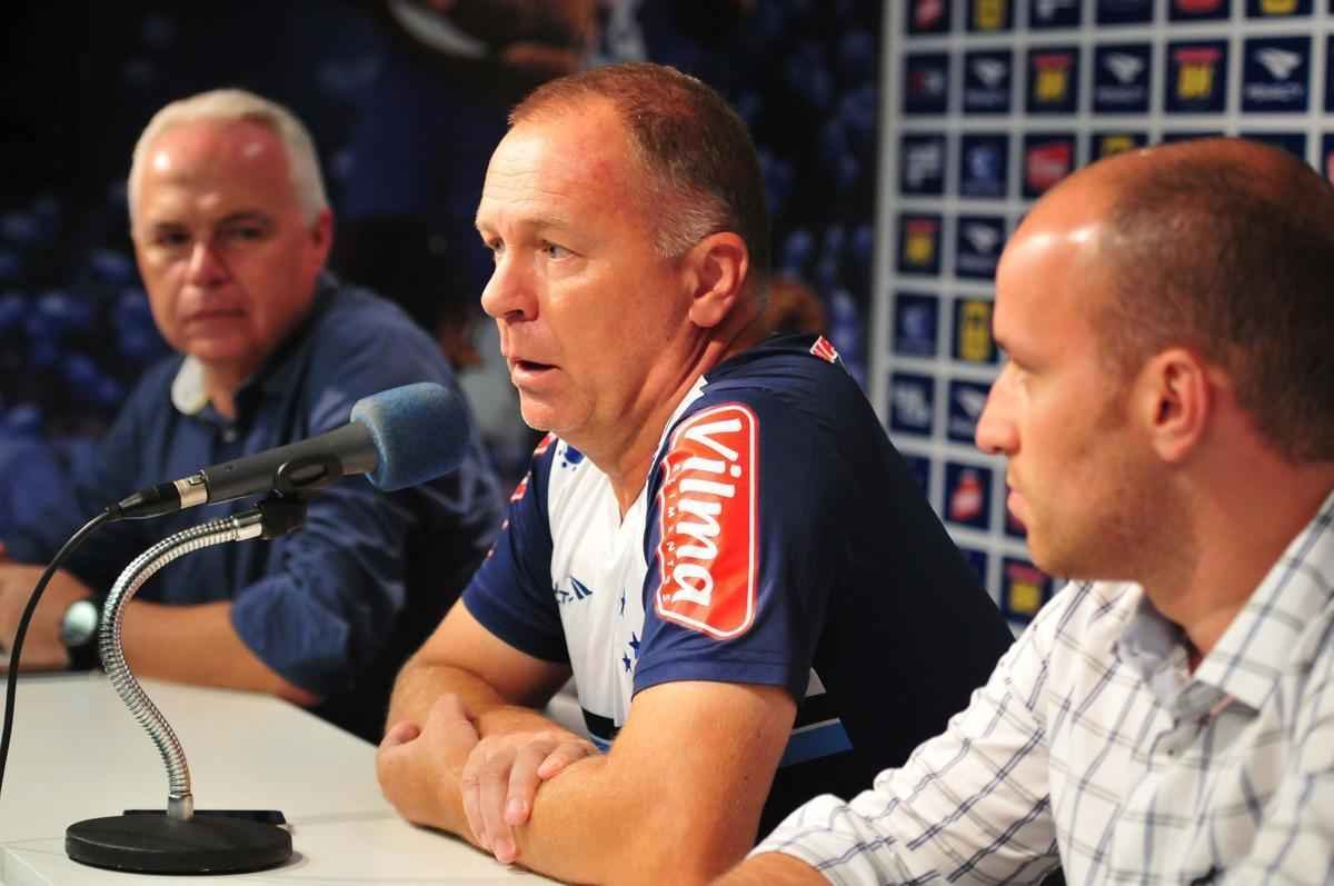 Mano comandou treino, conversou reservadamente com jogadores e dirigentes, e depois concedeu entrevista, na qual confirmou ter aceitado proposta do Shandong Luneng. Faltam agora detalhes para o treinador gacho oficializar sua sada do Cruzeiro, onde tinha vnculo at dezembro de 2017