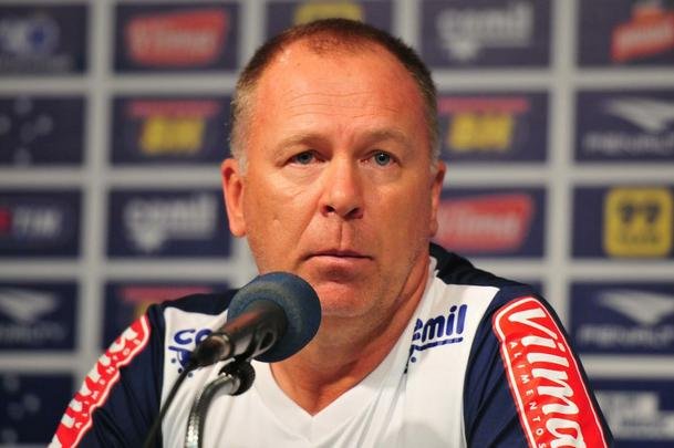 Mano comandou treino, conversou reservadamente com jogadores e dirigentes, e depois concedeu entrevista, na qual confirmou ter aceitado proposta do Shandong Luneng. Faltam agora detalhes para o treinador gacho oficializar sua sada do Cruzeiro, onde tinha vnculo at dezembro de 2017