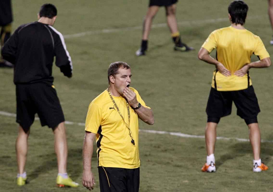 Confira imagens da carreira do tcnico uruguaio Diego Aguirre, novo comandante do Atltico