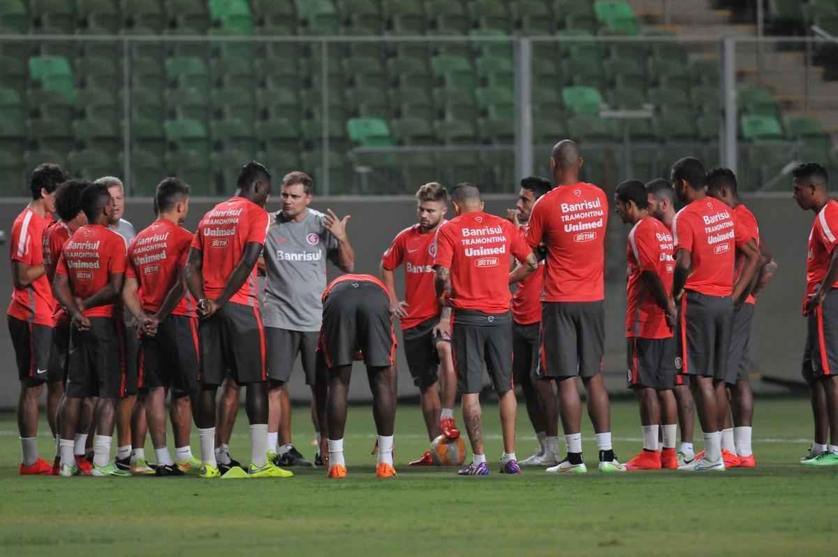 Confira imagens da carreira do tcnico uruguaio Diego Aguirre, novo comandante do Atltico