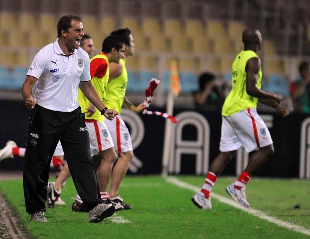 Confira imagens da carreira do tcnico uruguaio Diego Aguirre, novo comandante do Atltico