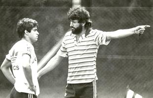 O tcnico uruguaio Oliveira, que comandou o Atltico em 1985, orienta o jogador Edivaldo