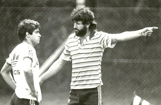 O técnico uruguaio Oliveira, que comandou o Atlético em 1985, orienta o jogador Edivaldo