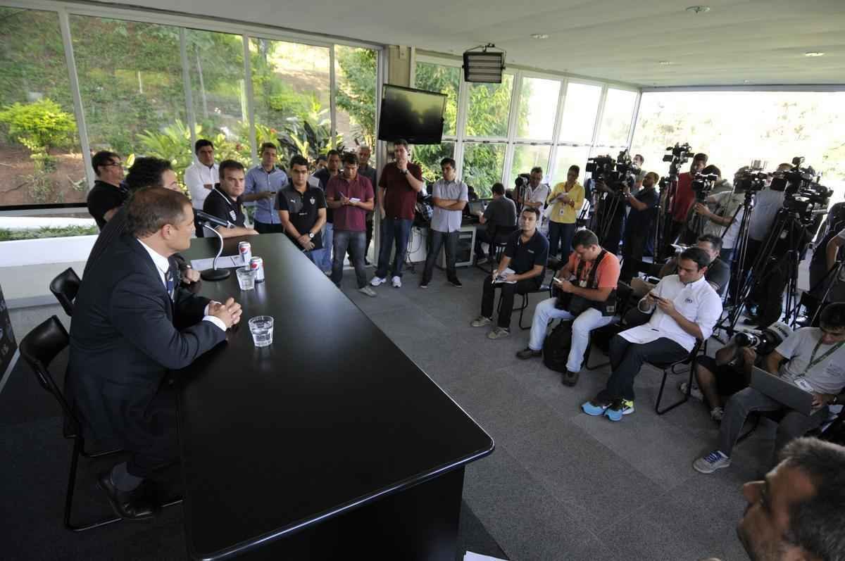 Diego Aguirre assinou contrato de dois anos com o Atltico e trouxe consigo o preparador fsico Jorge Fernando Pignatares e os auxiliares-tcnicos Juan Jos Verzeri e Raul Enrique Carrera