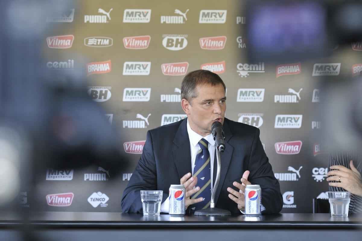 Diego Aguirre assinou contrato de dois anos com o Atltico e trouxe consigo o preparador fsico Jorge Fernando Pignatares e os auxiliares-tcnicos Juan Jos Verzeri e Raul Enrique Carrera