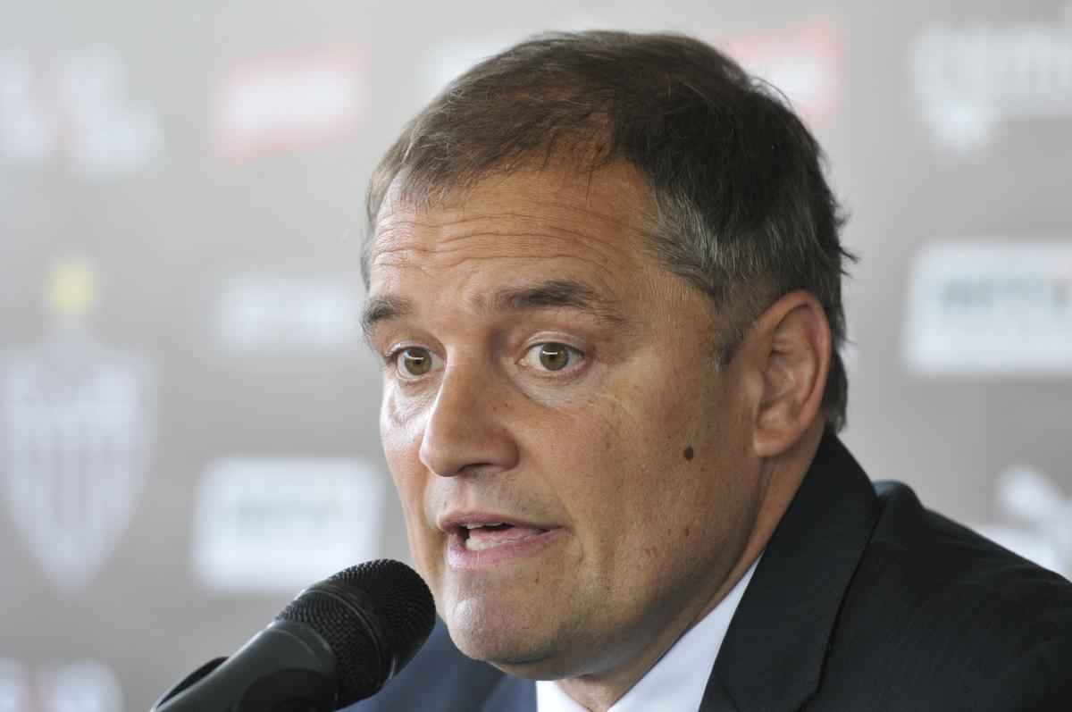 Diego Aguirre assinou contrato de dois anos com o Atltico e trouxe consigo o preparador fsico Jorge Fernando Pignatares e os auxiliares-tcnicos Juan Jos Verzeri e Raul Enrique Carrera