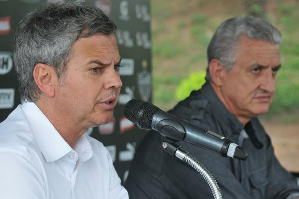 Alm do treino visando jogo no Mineiro, clube apresentou Carlinhos Neves e Maluf concedeu entrevista