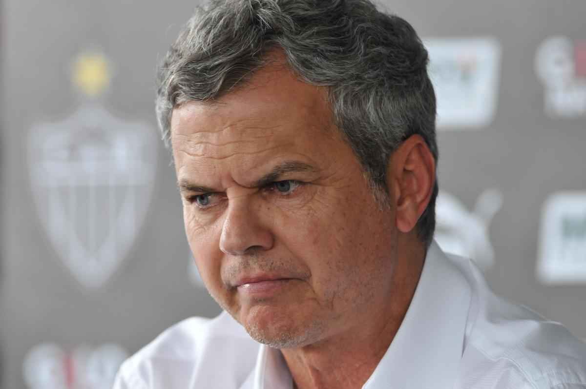 Alm do treino visando jogo no Mineiro, clube apresentou Carlinhos Neves e Maluf concedeu entrevista