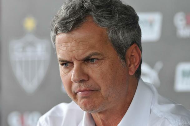 Alm do treino visando jogo no Mineiro, clube apresentou Carlinhos Neves e Maluf concedeu entrevista