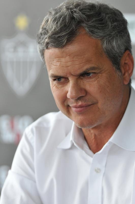 Alm do treino visando jogo no Mineiro, clube apresentou Carlinhos Neves e Maluf concedeu entrevista