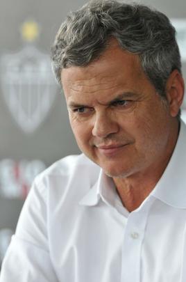 Alm do treino visando jogo no Mineiro, clube apresentou Carlinhos Neves e Maluf concedeu entrevista