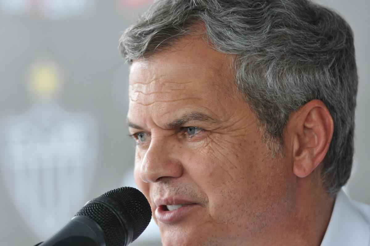 Alm do treino visando jogo no Mineiro, clube apresentou Carlinhos Neves e Maluf concedeu entrevista