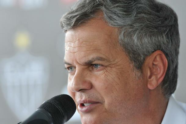 Alm do treino visando jogo no Mineiro, clube apresentou Carlinhos Neves e Maluf concedeu entrevista