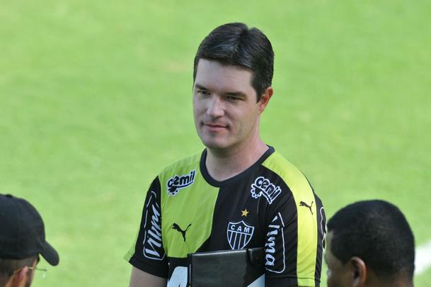 Alm do treino visando jogo no Mineiro, clube apresentou Carlinhos Neves e Maluf concedeu entrevista