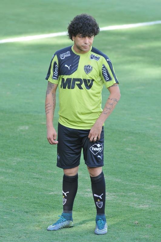 Alm do treino visando jogo no Mineiro, clube apresentou Carlinhos Neves e Maluf concedeu entrevista