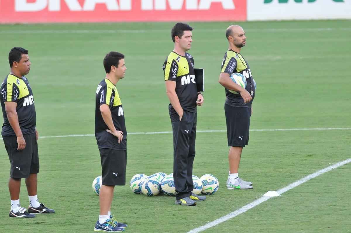 Alm do treino visando jogo no Mineiro, clube apresentou Carlinhos Neves e Maluf concedeu entrevista