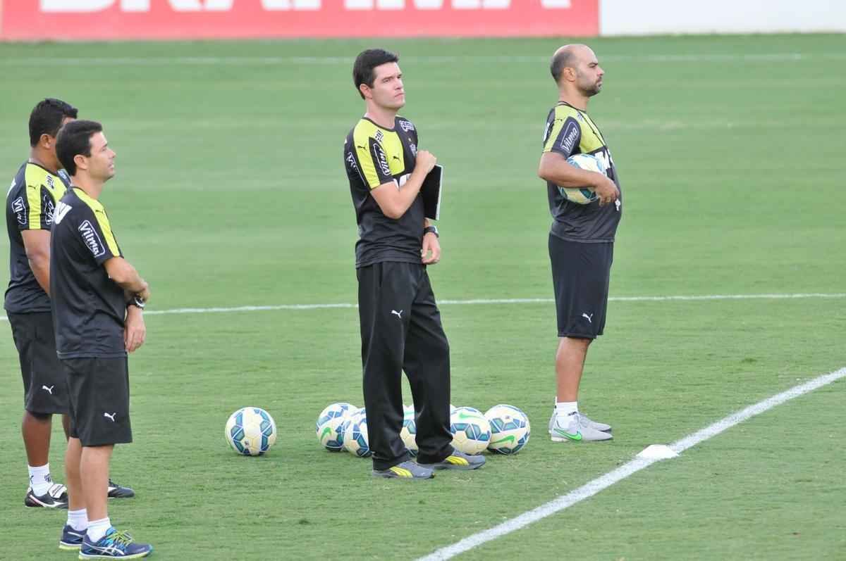 Alm do treino visando jogo no Mineiro, clube apresentou Carlinhos Neves e Maluf concedeu entrevista