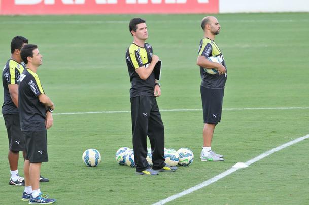 Alm do treino visando jogo no Mineiro, clube apresentou Carlinhos Neves e Maluf concedeu entrevista