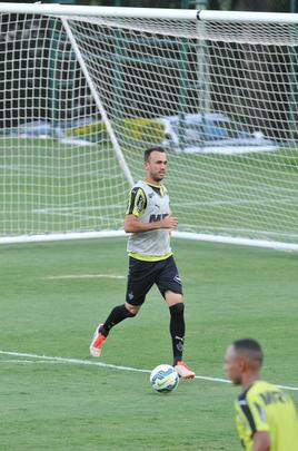 Alm do treino visando jogo no Mineiro, clube apresentou Carlinhos Neves e Maluf concedeu entrevista