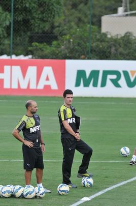 Alm do treino visando jogo no Mineiro, clube apresentou Carlinhos Neves e Maluf concedeu entrevista