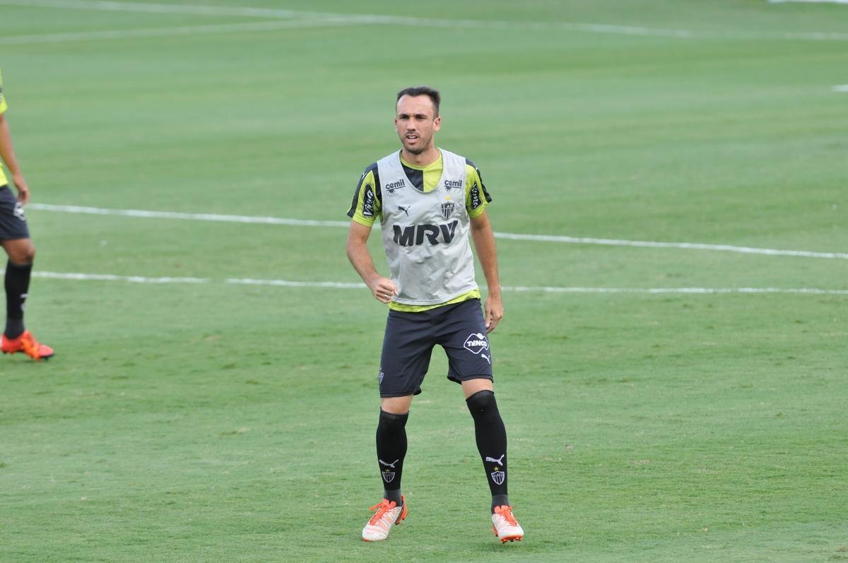 Alm do treino visando jogo no Mineiro, clube apresentou Carlinhos Neves e Maluf concedeu entrevista
