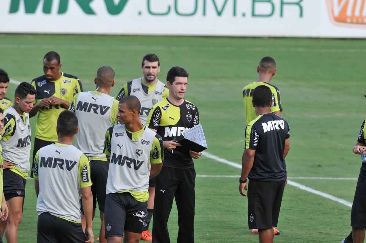 Alm do treino visando jogo no Mineiro, clube apresentou Carlinhos Neves e Maluf concedeu entrevista