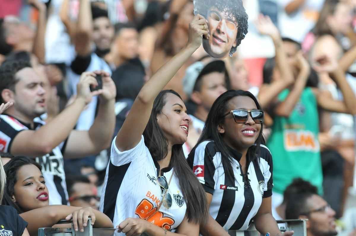 Torcida atleticana comparece em bom nmero no Mineiro e sada o novo tcnico do clube, Diego Aguirre