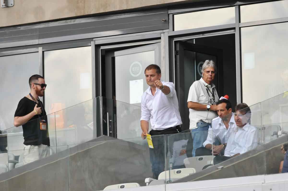 Torcida atleticana comparece em bom nmero no Mineiro e sada o novo tcnico do clube, Diego Aguirre