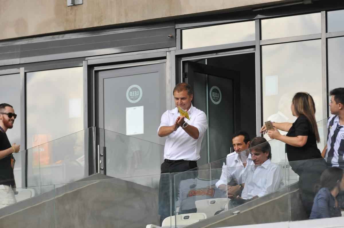 Torcida atleticana comparece em bom nmero no Mineiro e sada o novo tcnico do clube, Diego Aguirre