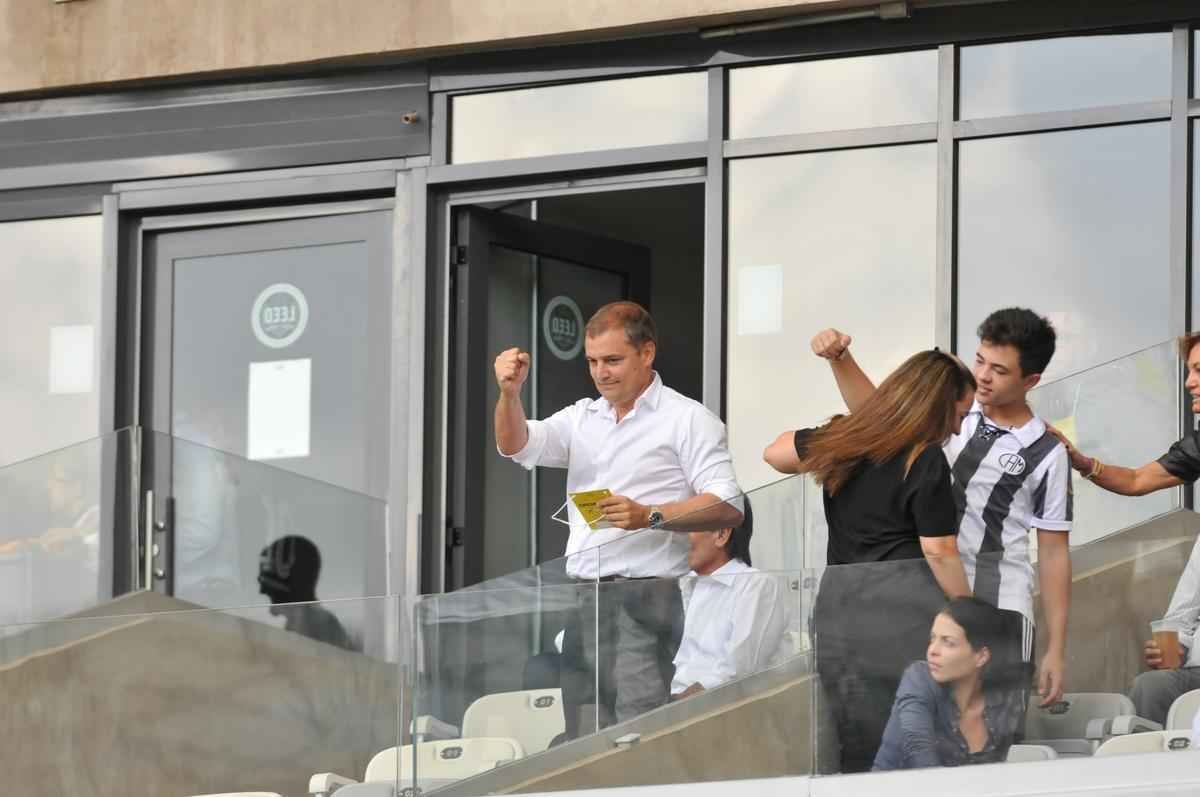 Torcida atleticana comparece em bom nmero no Mineiro e sada o novo tcnico do clube, Diego Aguirre