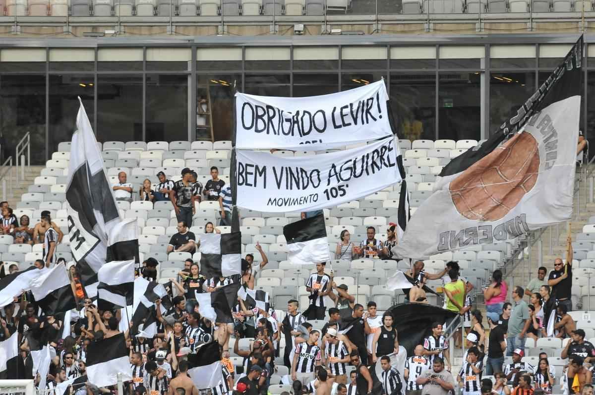 Torcida atleticana comparece em bom nmero no Mineiro e sada o novo tcnico do clube, Diego Aguirre