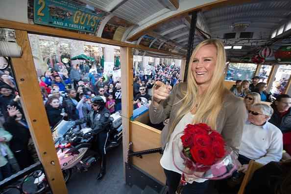 Holly Holm  recebida por multido em Albuquerque