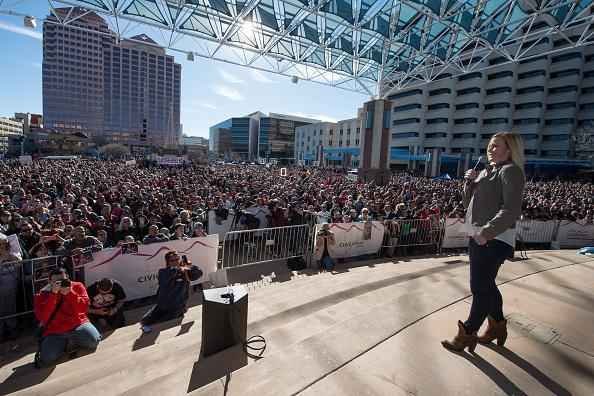 Holly Holm  recebida por multido em Albuquerque