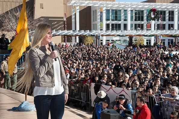 Holly Holm  recebida por multido em Albuquerque