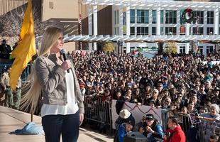 Holly Holm  recebida por multido em Albuquerque