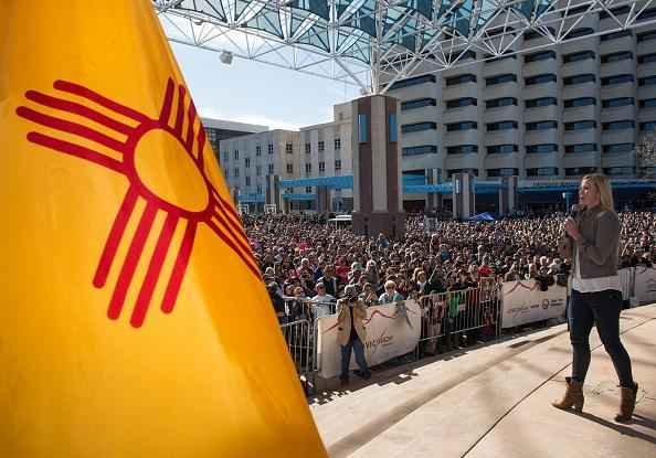 Holly Holm  recebida por multido em Albuquerque