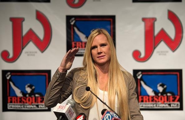 Holly Holm  recebida por multido em Albuquerque
